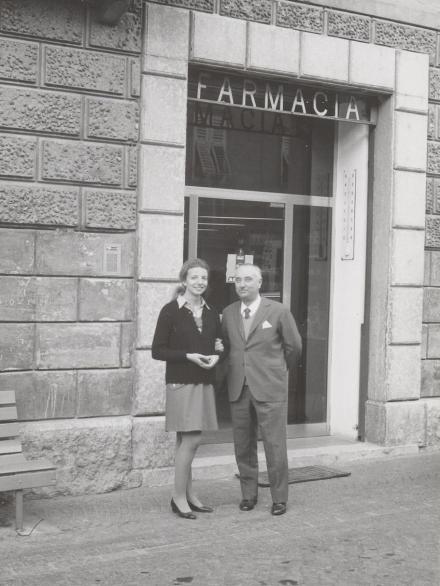 mamma e nonno Azeglio davanti alla farmacia, il 2 ottobre 1970 foto verticale